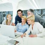 Business Team erhält Schulung am Computer